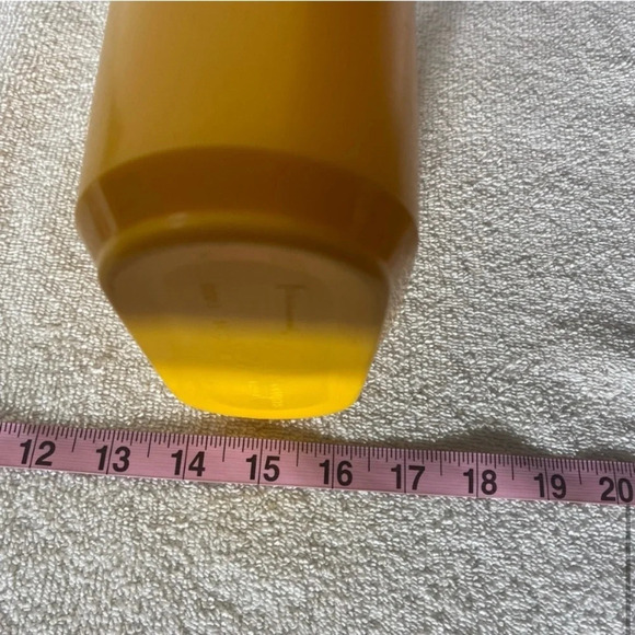 Vintage Rubbermaid Yellow Handleless Pitcher With Lid - Picture 12 of 13